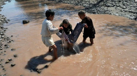 Trẻ em bắt cá trong suối ở Afghanistan - nơi được nói là có nguồn cấp nước bị hạn chế và được đầu tư thuộc hàng kém nhất trên thế giới.